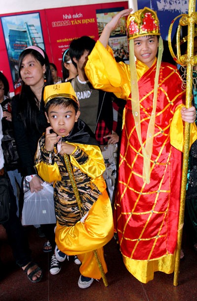 Các em nhỏ Việt Nam hóa thân thành các nhân vật trong Tây Du Kí để chào đón Tôn Ngộ Không thật.(Ảnh: Dân Trí)